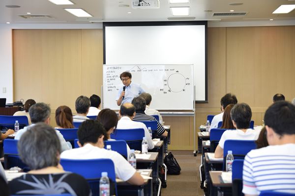 ご来場者様に質問する野中氏